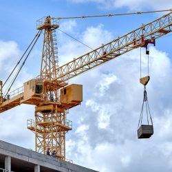 Hammerhead_Tower_Crane_with_Load_During_Construction_of_Building
